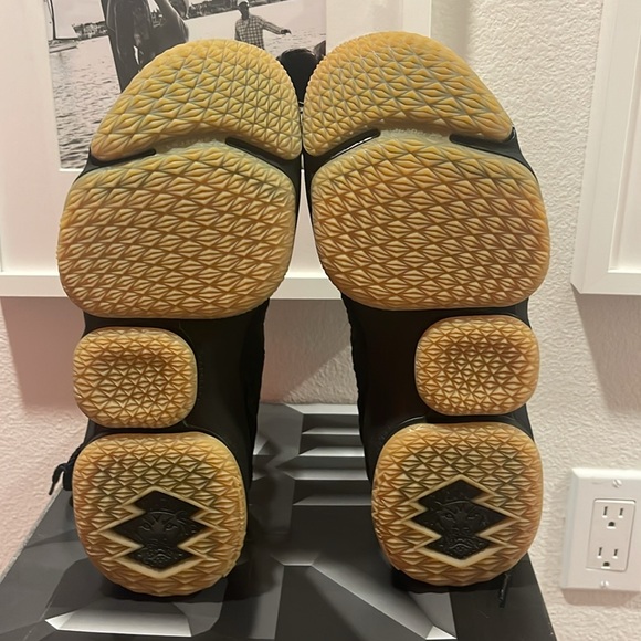 LeBron 15 - Picture 8 of 11